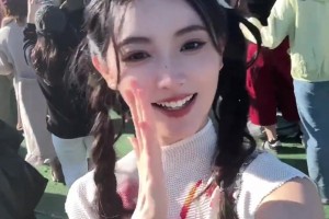 篮球主播金佳悦忙里偷闲去了音乐节，这一眼就像小明星啊