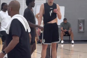 氛围难得！杨瀚森/ 郭昊文NBA休赛期球局 小杨最后体力下降